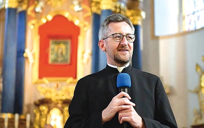 – Dla mnie Różaniec jest drogą do rozmyślania tajemnic z życia Jezusa i Maryi, a także narzędziem do powierzania Jezusowi przez serce Maryi intencji swoich i tych, którzy prosili mnie o modlitwę – mówi kustosz.