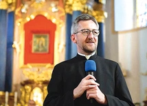 – Dla mnie Różaniec jest drogą do rozmyślania tajemnic z życia Jezusa i Maryi, a także narzędziem do powierzania Jezusowi przez serce Maryi intencji swoich i tych, którzy prosili mnie o modlitwę – mówi kustosz.