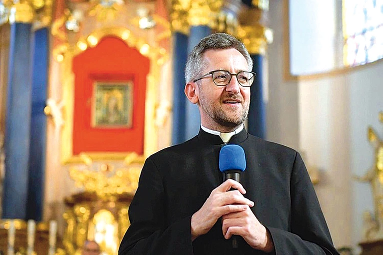 – Dla mnie Różaniec jest drogą do rozmyślania tajemnic z życia Jezusa i Maryi, a także narzędziem do powierzania Jezusowi przez serce Maryi intencji swoich i tych, którzy prosili mnie o modlitwę – mówi kustosz.