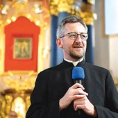 – Dla mnie Różaniec jest drogą do rozmyślania tajemnic z życia Jezusa i Maryi, a także narzędziem do powierzania Jezusowi przez serce Maryi intencji swoich i tych, którzy prosili mnie o modlitwę – mówi kustosz.
