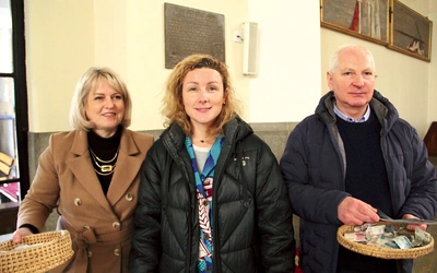 Izabela (w środku) opowiadała o swoim projekcie m.in. w Tarnowie-Klikowej. Pomogli jej tu Basia i Janek z Tarnowskiego Wolontariatu Misyjnego.