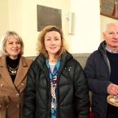 Izabela (w środku) opowiadała o swoim projekcie m.in. w Tarnowie-Klikowej. Pomogli jej tu Basia i Janek z Tarnowskiego Wolontariatu Misyjnego.