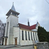 Kilkukrotnie rozbudowywany kościół parafialny.