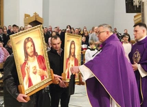 Przekazanie obrazów pierwszym rodzinom.