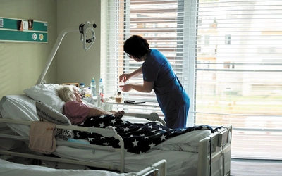 Oddawanie czy powierzanie? Hospicja Caritas niosą ulgę umierającym