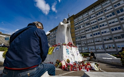 Klinika Gemelli: papież zdalnie uczestniczy w rekolekcjach, podejmuje terapię
