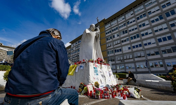 Klinika Gemelli: papież zdalnie uczestniczy w rekolekcjach, podejmuje terapię