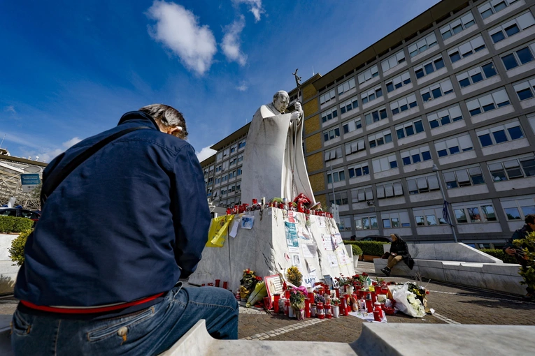 Klinika Gemelli: papież zdalnie uczestniczy w rekolekcjach, podejmuje terapię