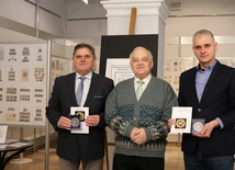 Kazimierz Gołębiowski wręczył Leszkowi Ruszczykowi i Krzysztofowi Skarżyckiemu medale 90-lecia działalności stowarzyszenia.