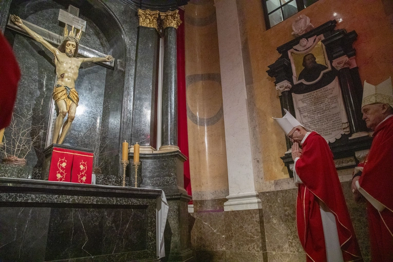 Bp Kamiński: Przyjmujemy ten krzyż jako nasze godło