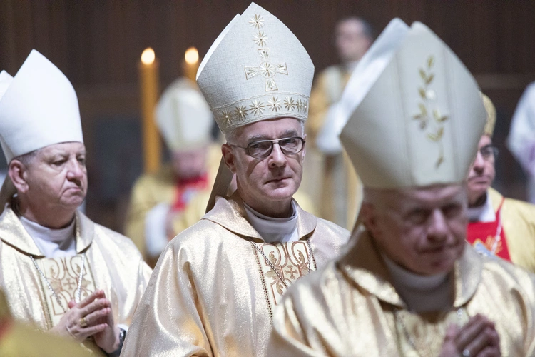 Biskupi podczas modlitwy za papieża Franciszka