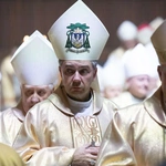 Biskupi podczas modlitwy za papieża Franciszka