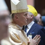 Biskupi podczas modlitwy za papieża Franciszka