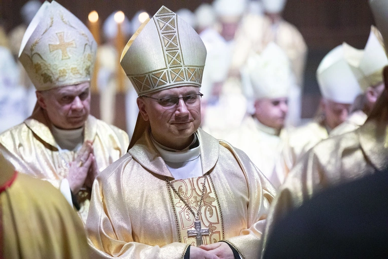 Biskupi podczas modlitwy za papieża Franciszka