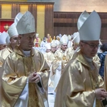 Biskupi podczas modlitwy za papieża Franciszka