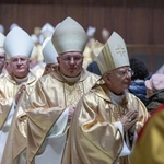 Biskupi podczas modlitwy za papieża Franciszka