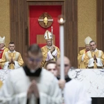 Biskupi podczas modlitwy za papieża Franciszka