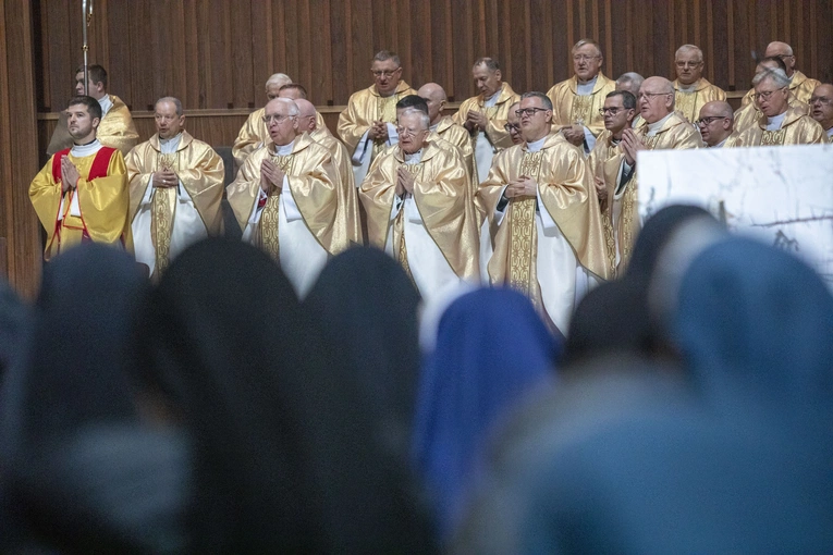 Biskupi podczas modlitwy za papieża Franciszka