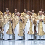 Biskupi podczas modlitwy za papieża Franciszka