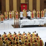 Biskupi podczas modlitwy za papieża Franciszka