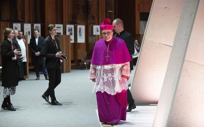 Biskupi podczas modlitwy za papieża Franciszka