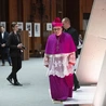Biskupi podczas modlitwy za papieża Franciszka