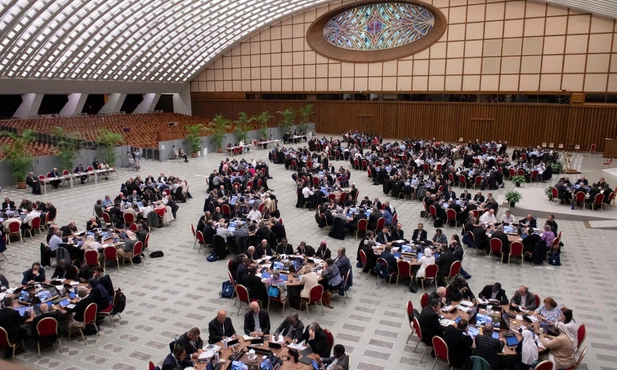 Synod: rozpoczyna się proces towarzyszenia. W 2028 roku Zgromadzenie eklezjalne