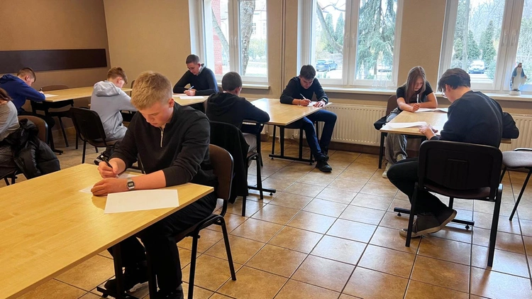 Ministranci czytają Biblię