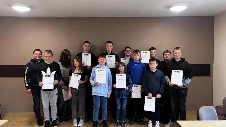 Ministranci czytają Biblię