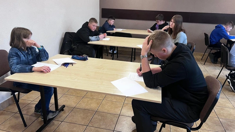 Ministranci czytają Biblię
