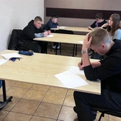 Ministranci czytają Biblię