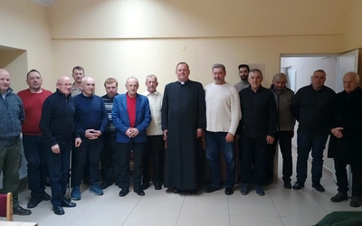 Uczestnicy z ks. Mariuszem Pałganem.