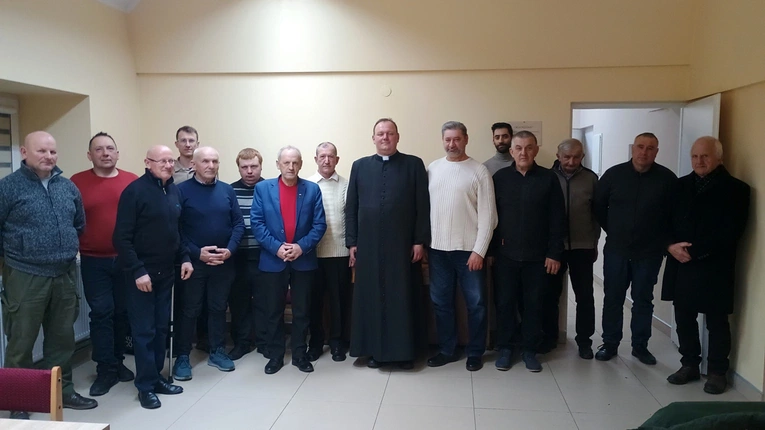 Uczestnicy z ks. Mariuszem Pałganem.