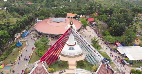 El Salvador na Filipinach – sanktuarium ze statuą Jezusa Miłosiernego. W Jego sercu jest kaplica z Najświętszym Sakramentem