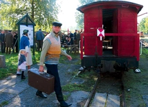 	O trudnych początkach pierwszych osadników na Żuławach przypominają także coroczne inscenizacje, przygotowywane przez grupy rekonstrukcyjne i mieszkańców.