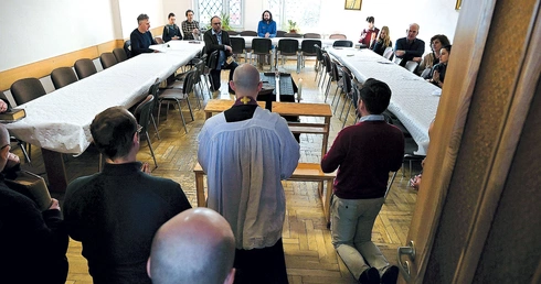 	Wyjątkowa wspólnotowa modlitwa ma uroczysty przebieg.