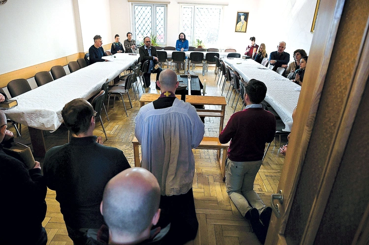 	Wyjątkowa wspólnotowa modlitwa ma uroczysty przebieg.