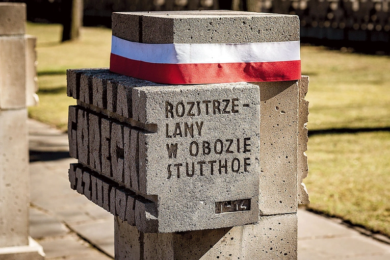 	Grób ks. Góreckiego na cmentarzu ofiar hitleryzmu na gdańskiej Zaspie. Ten smutny napis widnieje na wielu mogiłach tej nekropolii.