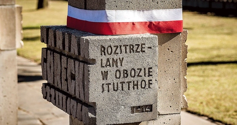	Grób ks. Góreckiego na cmentarzu ofiar hitleryzmu na gdańskiej Zaspie. Ten smutny napis widnieje na wielu mogiłach tej nekropolii.