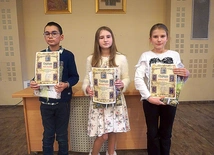 	Laureaci: Weronika Mroncz, uczennica SP nr 47 w Bytomiu- -Stolarzowicach (w środku), Piotr Uniowski z SP nr 10 w Gliwicach-Wójtowej Wsi i Antonina Kokot z SP nr 45 w Bytomiu-Szombierkach. 