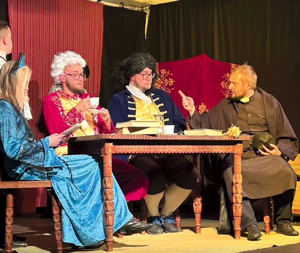 	Grupa Ufa Fisa na scenie Muzeum Kultury Wilamowskiej.