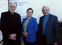 	Od lewej: Piotr Kenig, Marta Dąbrowska i ks. Tomasz Sroka – prelegenci konferencji „Cmentarz w Białej żyje w naszej pamięci”.