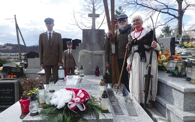 	Przy odnowionym grobie prekursora narciarstwa i jego żony. 	