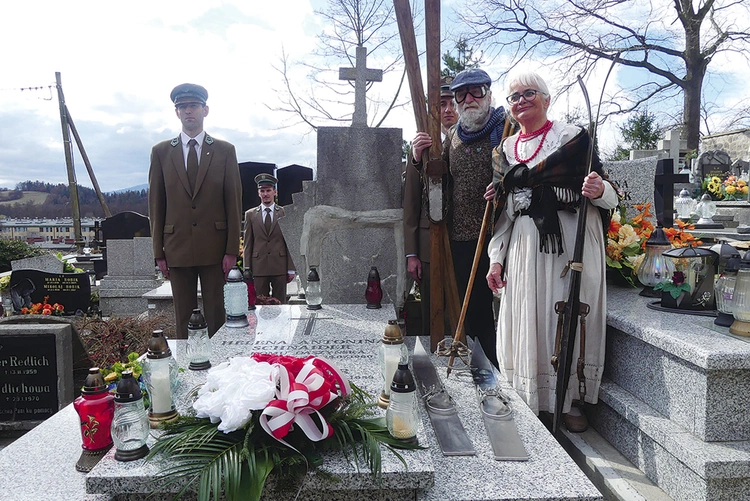 	Przy odnowionym grobie prekursora narciarstwa i jego żony. 	