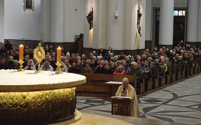 	Adoracja Najświętszego Sakramentu jest stałym punktem podczas dekanalnych pielgrzymek jubileuszowych.