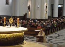 	Adoracja Najświętszego Sakramentu jest stałym punktem podczas dekanalnych pielgrzymek jubileuszowych.
