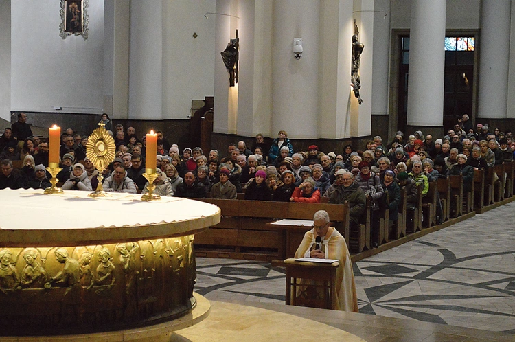 	Adoracja Najświętszego Sakramentu jest stałym punktem podczas dekanalnych pielgrzymek jubileuszowych.