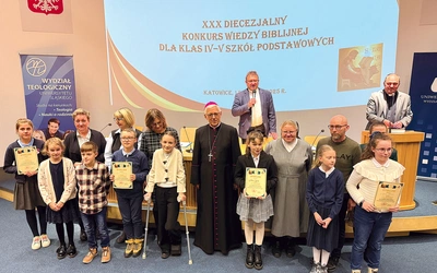 	Nagrody najlepszym wręczył abp senior Wiktor Skworc, który gratulował im rozległej wiedzy. Zwyciężczyni stoi pierwsza z lewej obok abp. Skworca. 