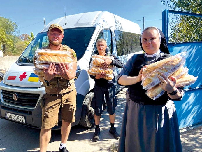 	Codzienność misjonarska na wojnie to noszenie kamizelek przeciwodłamkowych na habicie zakonnym.