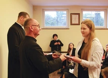 	Każdy z finalistów otrzymał dyplom i książkę.